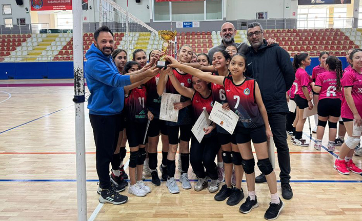 Küçük Kızlar’da Şampiyon Atike Hanım Ortaokulu