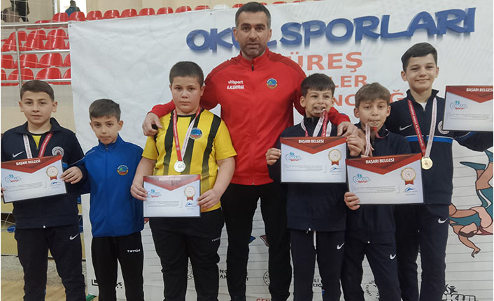 Hendek İmam Hatip Lisesi Takım Halinde Şampiyon