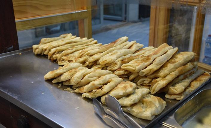 Hendek’in 51 Yıllık Lezzeti, Yaşlılar Sütle, Gençler Sade Yiyor