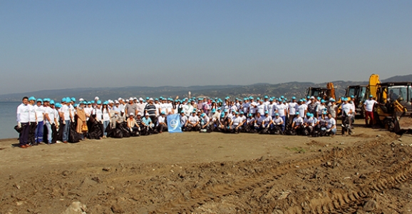 300 GÖNÜLLÜ SAPANCA’YI TEMİZLEDİ