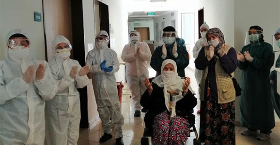 93 Yaşında Koronayı Yendi