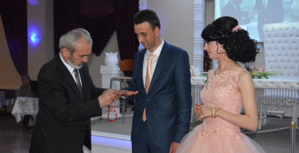 AÇBA,GENÇ ÇİFTİN NİŞAN YÜZÜKLERİNİ TAKTI