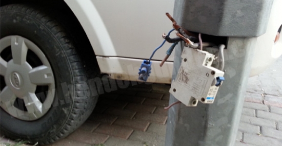 AÇIKTA DURAN ELEKTRİK KABLOLARI TEHLİKE SAÇIYOR