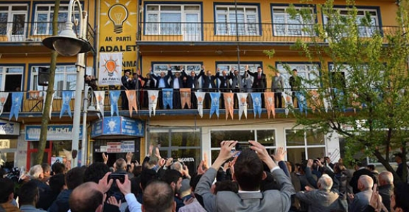 ADAYLAR, HENDEKLİLERE BALKONDAN SESLENDİ