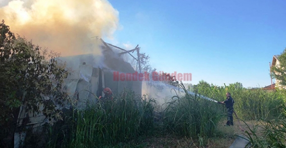 Ahır ve Samanlık Yandı Hayvanları Kurtardılar