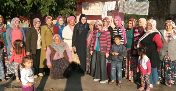 AK KADIN VE AK GENÇLİK KAPI KAPI BROŞÜR DAĞITTI