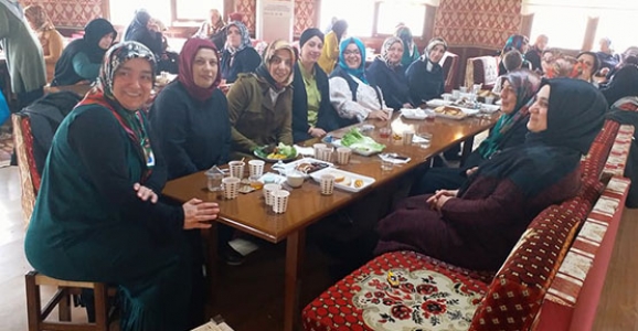 AK KADINLARDAN ÖZEL VE ANLAMLI BİR PROGRAM DÜZENLEDİ