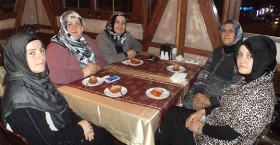 AK PARTİ HENDEK KADIN KOLLARI YEMEKTE BULUŞTU