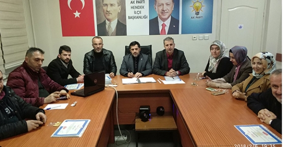 AK PARTİ HENDEK TOPLANTISINDA İLÇEDEKİ EĞİTİM YATIRIMLARI KONU EDİLDİ