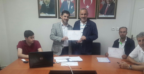 AK PARTİ OSMANLICA KURSU BİTİRENLERE PLAKET