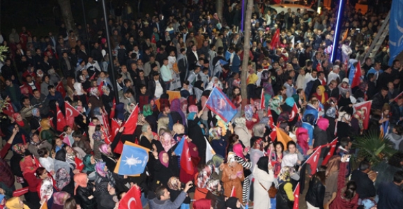 AK PARTİ’DEN COŞKULU KUTLAMA