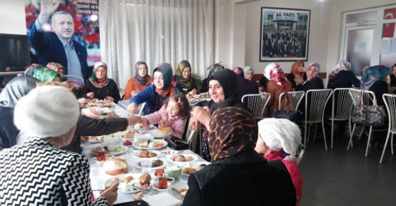 AK PARTİ'Lİ KADINLAR KAHVALTILI TOPLANTI DÜZENLEDİ
