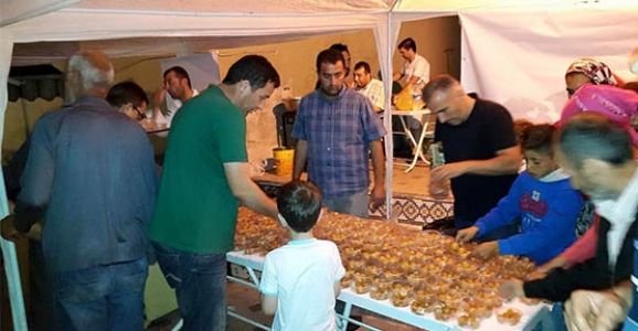 AK PRESTEN KADİR GECESİNDE LOKMA TATLISI İKRAMI 