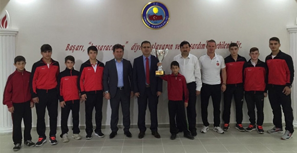 AKBIYIK’TAN ŞAMPİYON GÜREŞÇİLERE BİRER ALTIN