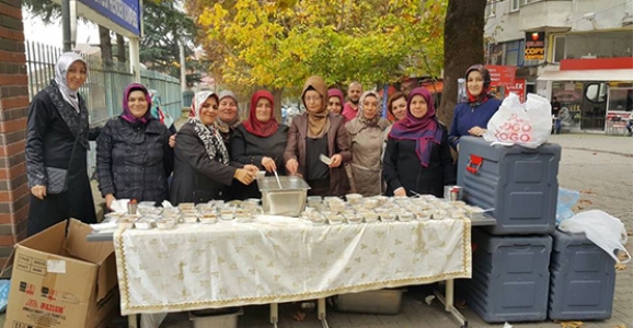 AKP KADIN KOLLARI AŞURE DAĞITTI