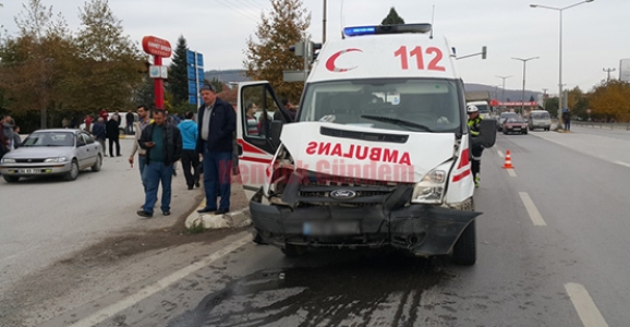 AMBULANS KAZA YAPTI 5 KİŞİ YARALANDI