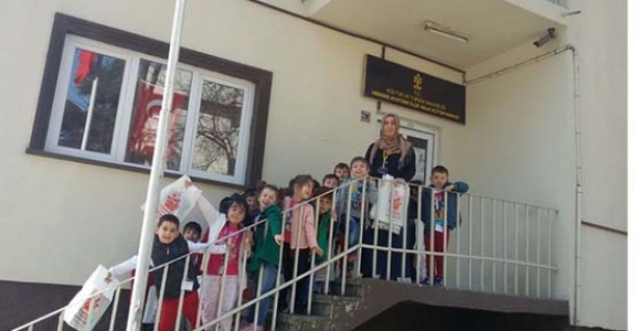 ANAOKULU ÖĞRENCİLERİNDEN HENDEK KÜTÜPHANESİNE ZİYARET