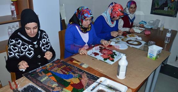 ANNELER MESLEK ÖĞRENİYOR ÇOCUKLAR EĞİTİM GÖRÜYOR