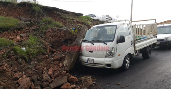 ARACIN ÜZERİNE DUVAR ÇÖKTÜ