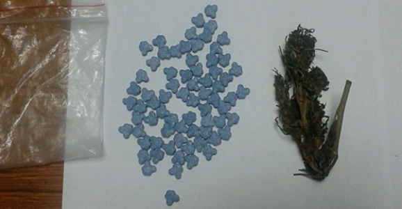 KAZA YAPAN ARAÇTA 72 ADET UYUŞTURUCU HAP ELE GEÇİRİLDİ