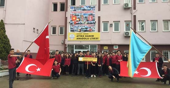 ATİKE HANIM ANADOLU LİSESİ ÖĞRENCİLERİNDEN MEHMETÇİKLERE TAM DESTEK