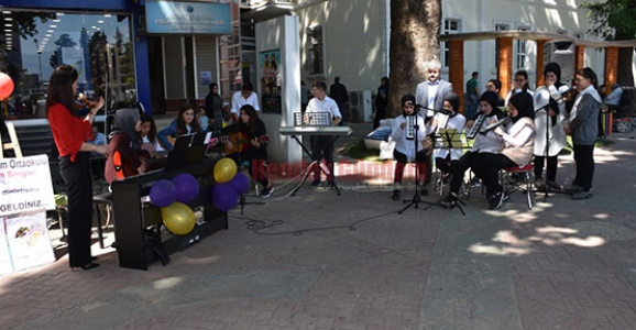  ATİKEHANIM’DAN MÜZİK DİNLETİSİ VE RESİM SERGİSİ