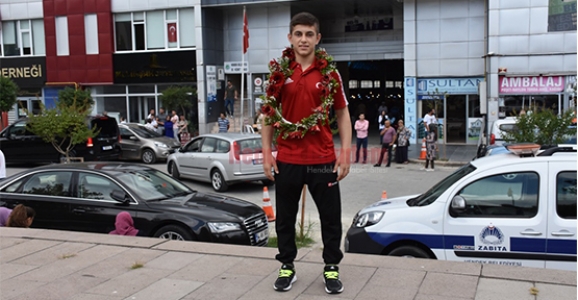 AVRUPA ÜÇÜNCÜSÜ COŞKU İLE KARŞILANDI