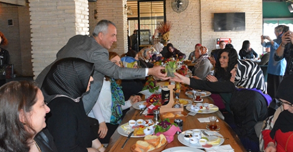 Babaoğlu Kadınlara Çiçek Armağan Etti