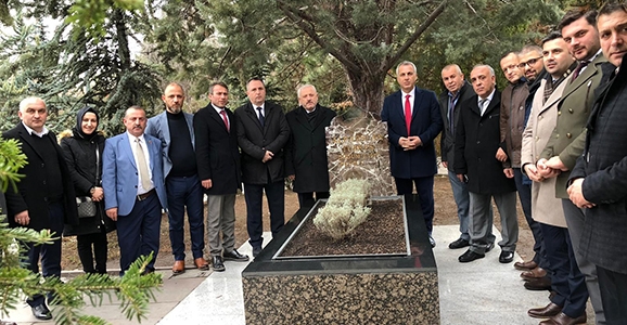 Babaoğlu ve Ekibi Türkeş’in Kabrini Ziyaret Etti