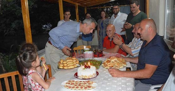 BABAOĞLU’NA DOĞUM GÜNÜ SÜRPRİZİ