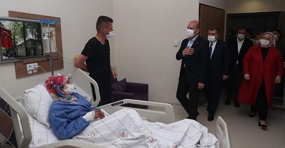 Bakanlar Yaralıları Ziyaret Ettiler