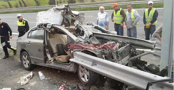 BARİYERE OK GİBİ SAPLANDI, İKİ KİŞİ AĞIR YARALANDI