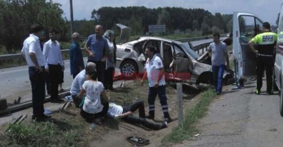 BARİYERLERE ÇARPAN OTOMOBİLDEKİ İKİ KİŞİ YARALANDI