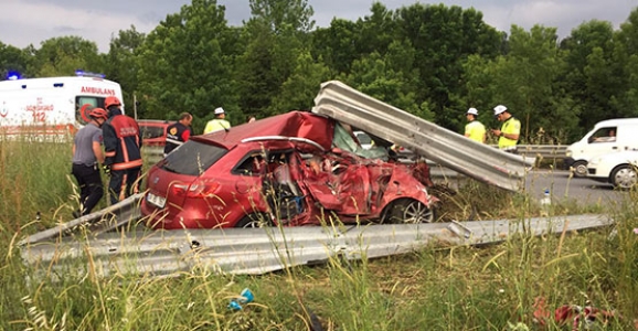 Bariyerlere Saplandı, İki Kişi Hayatını Kaybetti