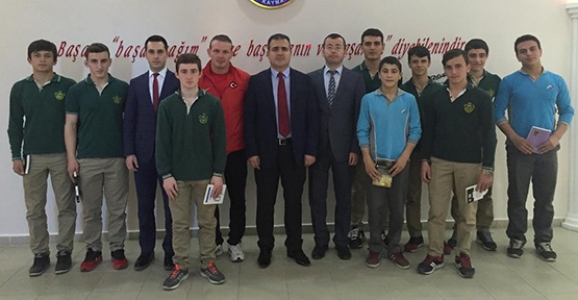 BAŞARILI GÜREŞÇİLERDEN AKBIYIK’A ZİYARET