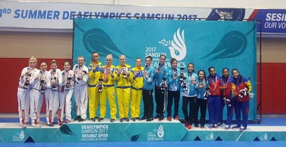 BAŞARISINI TAÇLANDIRDI