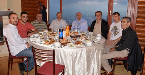 BAŞKAN PÜSKÜLLÜ BASINLA İFTAR YAPTI