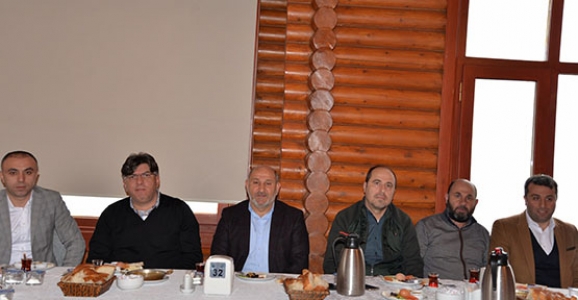 BAŞKAN PÜSKÜLLÜ MÜTEAHHİTLERLE BİR ARAYA GELDİ