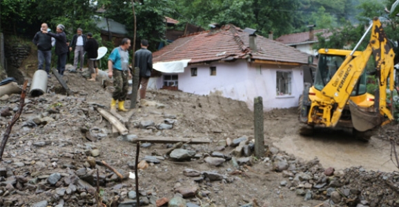 BAYRAKTEPE MAHALLESİNDE HEYELAN