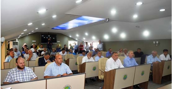 BELEDİYE MECLİS TOPLANTISINDA PROTESTO VE GERGİNLİK