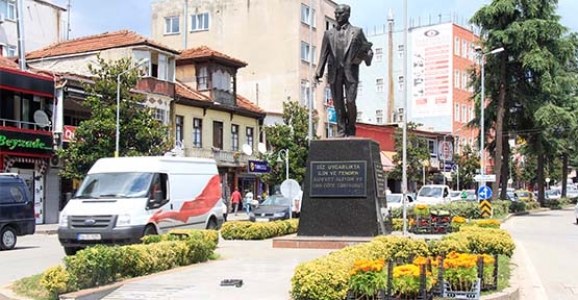 CADDELER ÇİÇEKLENİYOR