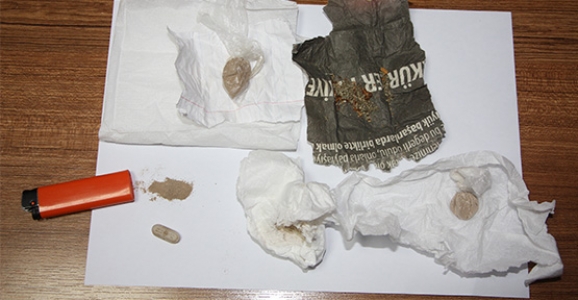 ÇAKMAĞIN İÇİNDEN EROİN FIŞKIRDI