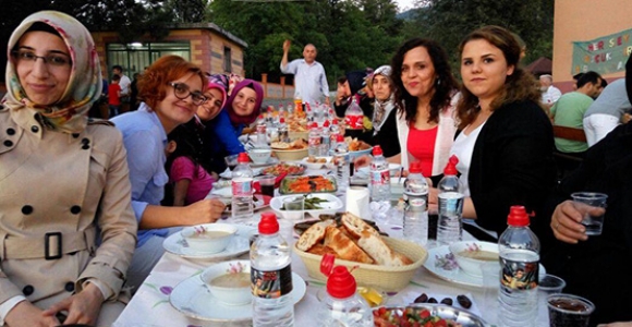 ÇAMLICA ORTAOKULU MEZUNLARI İFTARDA BULUŞTU