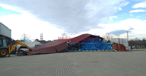 Çatı Uçtu 2 Yaralı