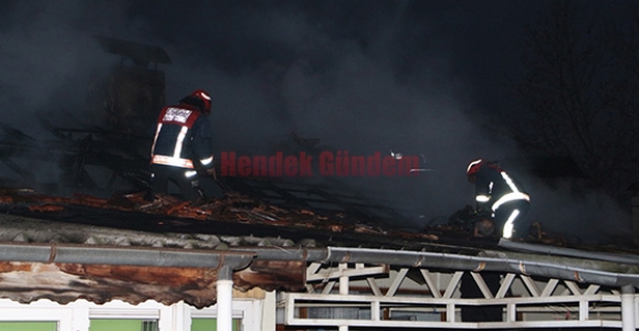 ÇATIDA ÇIKAN YANGIN PANİĞE NEDEN OLDU