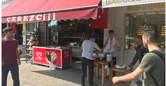 Çerezciii’den Aşure İkramı Geleneği