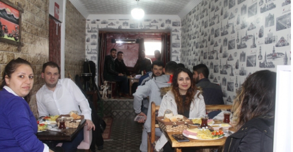 CHP GENÇLİK KOLLARI KAHVALTIDA BULUŞTU