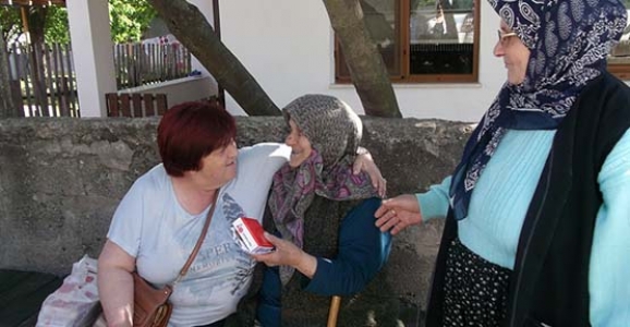 CHP HENDEK KADIN KOLLARI ANNELER GÜNÜNÜ KUTLADI 