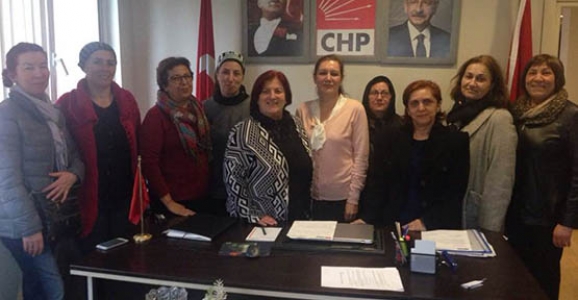 CHP HENDEK KADIN KOLLARI KADINLARA KARANFİL VEREREK GÜNLERİNİ KUTLADI