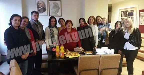 CHP KADIN KOLLARI BAŞKANINA SÜRPRİZ DOĞUM GÜNÜ 